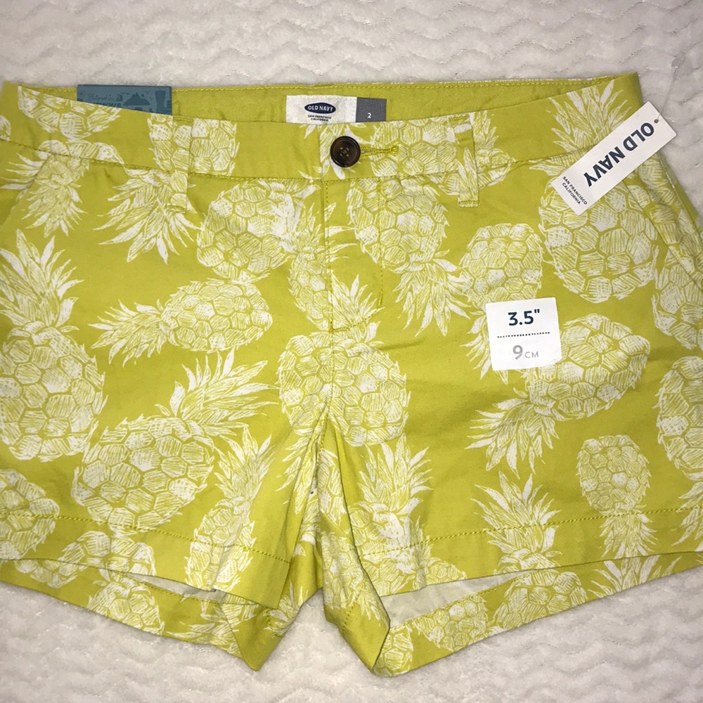 PINEAPPLE PRINT  SHORTS WOMEN’S OLD NAVY